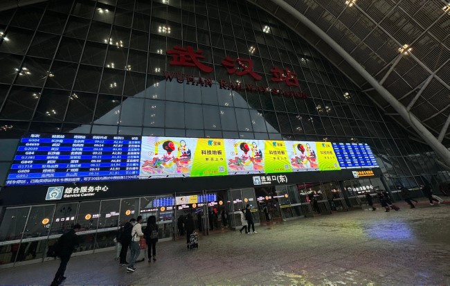 武漢火車站廣告價(jià)格收費(fèi)，武漢高鐵站進(jìn)站口打卡點(diǎn)門楣LED大屏廣告