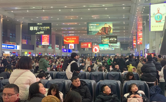 重慶北站候車大廳最大廣告牌位置燈箱廣告，重慶北高鐵站廣告價(jià)格