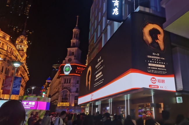 上海黃浦南京東路世紀(jì)廣場戶外折角LED屏廣告，上海LED大屏廣告價格