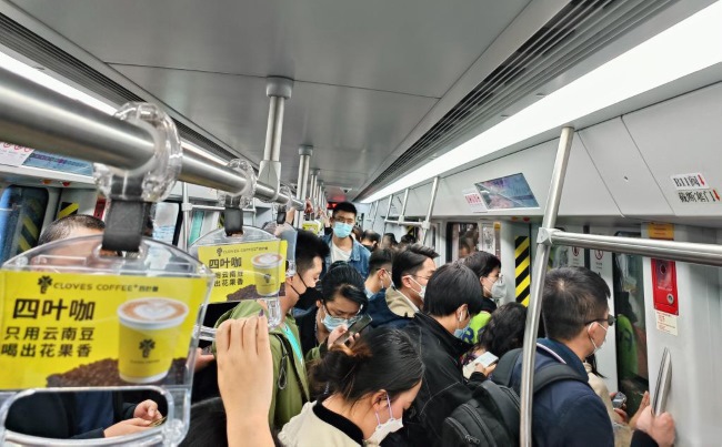 昆明地鐵車廂拉手列車?yán)h(huán)廣告優(yōu)勢分析，昆明地鐵廣告價格收費(fèi)