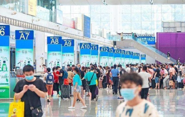 深圳北站候車大廳檢票口LED立式聯(lián)排電子屏，深圳北高鐵站廣告價(jià)格
