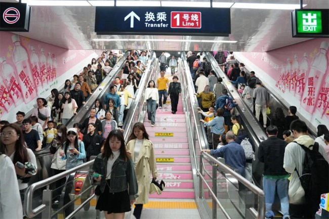 福州地鐵廣告價(jià)格收費(fèi)，福州地鐵南門兜站換乘扶梯通道墻貼廣告
