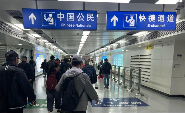 深圳羅湖口岸往香港過(guò)關(guān)必經(jīng)通道燈箱廣告牌，羅湖口岸廣告價(jià)格