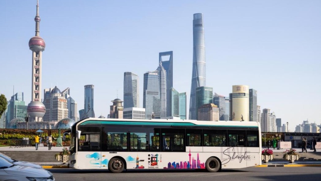 上海公交廣告車(chē)身貼紙巴士廣告線路案例圖，上海公交車(chē)巴士廣告價(jià)格收費(fèi)