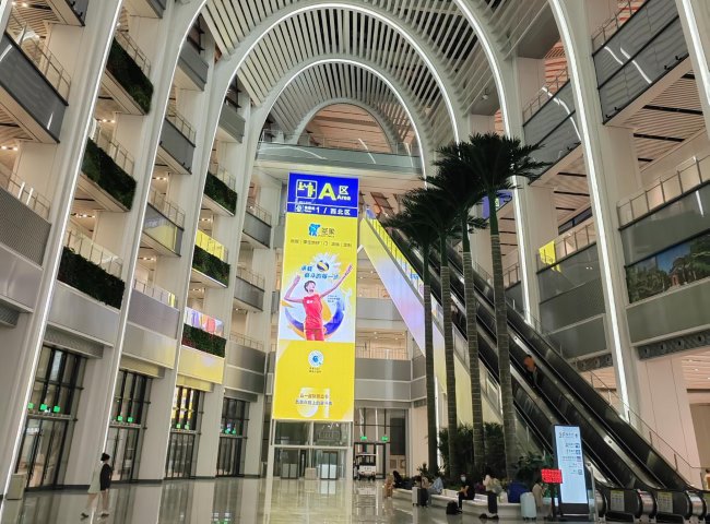 廣州白云站出站大廳直梯LED大屏廣告，廣州白云棠溪高鐵站廣告價(jià)格