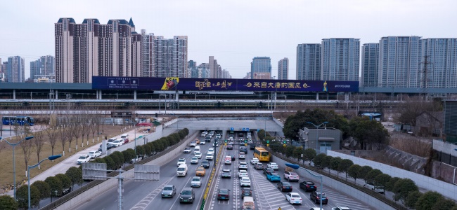 西安東二環(huán)金花隧道鐵路圍擋大牌廣告，西安最大戶外大牌廣告價格
