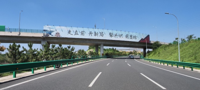 青島機場高速跨線橋圍擋廣告牌，青島膠東機場高速大牌廣告價格