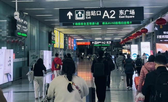 深圳北站到達出站通道燈箱廣告牌收費，深圳北高鐵站廣告大屏價格