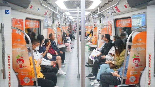 青島地鐵車廂內(nèi)貼紙內(nèi)包車創(chuàng)意車廂廣告，青島地鐵列車廣告價格
