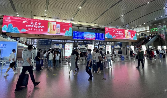 長沙南高鐵站進(jìn)站安檢口2塊LED巨屏廣告，長沙南站大屏高鐵廣告價格