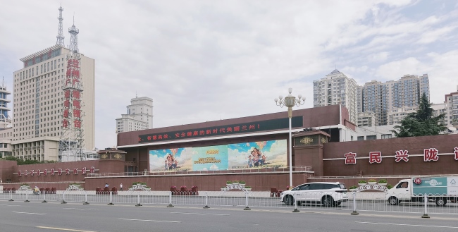 蘭州城關(guān)東方紅廣場主席臺戶外LED橫屏廣告投放，蘭州LED屏廣告價格