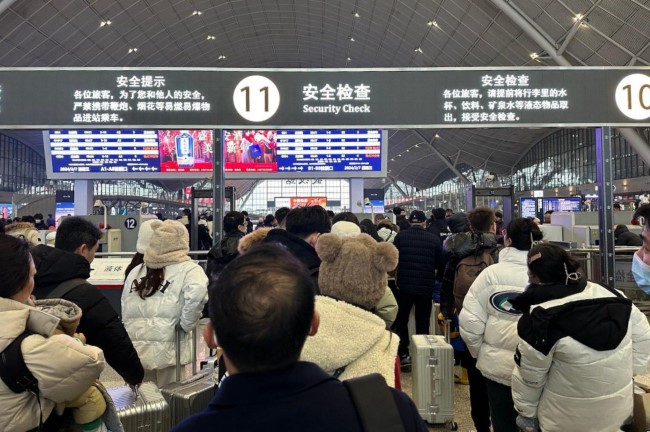 武漢站進(jìn)站安檢候車大廳上方LED大屏廣告，武漢火車站高鐵廣告價格