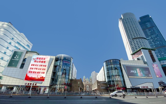 天津和平區(qū)南京路國際商場外立面大牌燈箱廣告，天津大牌廣告價格