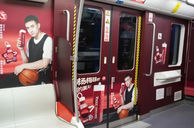 沈陽地鐵創(chuàng)意內(nèi)包車貼廣告飲料快消案例，沈陽地鐵列車廣告價格