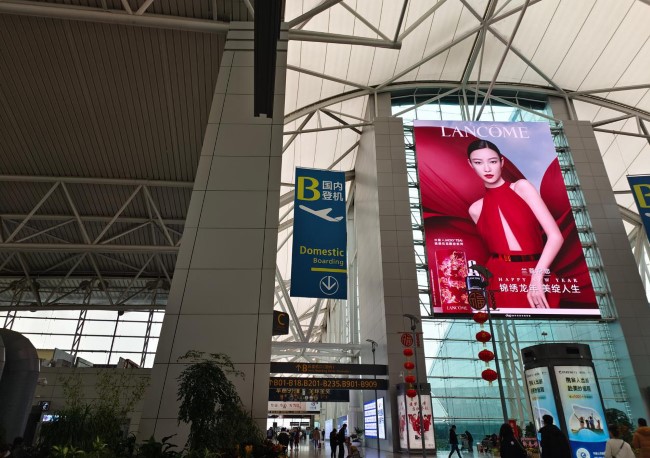 廣州白云機(jī)場出發(fā)大廳玻璃墻高空LED巨屏廣告，廣州機(jī)場廣告價格