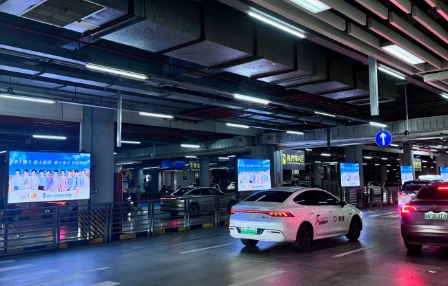 深圳北高鐵站停車場出租車落客區(qū)LED大屏廣告，深圳北站廣告價格