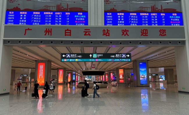 廣州白云高鐵站到達出站通道柱面燈箱廣告，廣州白云站廣告價格