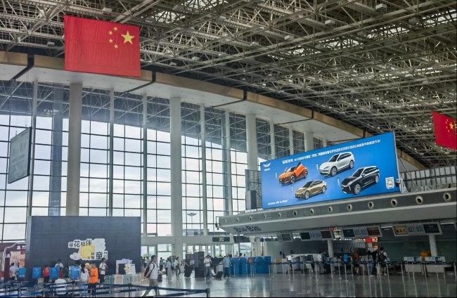 南昌機(jī)場(chǎng)出發(fā)大廳值機(jī)島燈箱廣告高空大牌，南昌昌北機(jī)場(chǎng)廣告價(jià)格