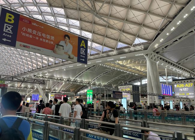 ?廣州南高鐵站候車(chē)大廳中央懸掛吊旗看板廣告牌，廣州南站廣告價(jià)格