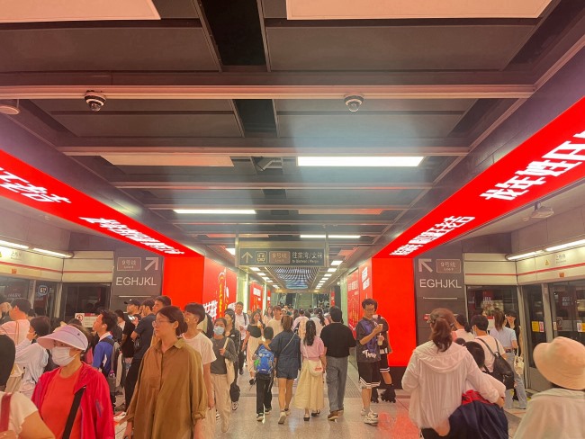 深圳地鐵上梅林站臺換乘通道LED大屏墻貼廣告，深圳地鐵廣告價格