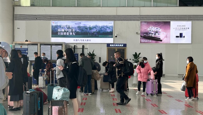 深圳北站到達出站口上方燈箱廣告牌，深圳北高鐵站大屏廣告價格