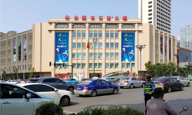合肥百貨大樓外墻銀泰戶外LED大屏廣告投放，合肥LED大屏廣告價格