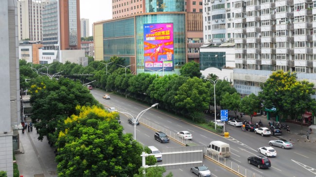 武漢洪山珞喻路電腦大世界外墻豎屏LED廣告牌，武漢LED大屏廣告價(jià)格