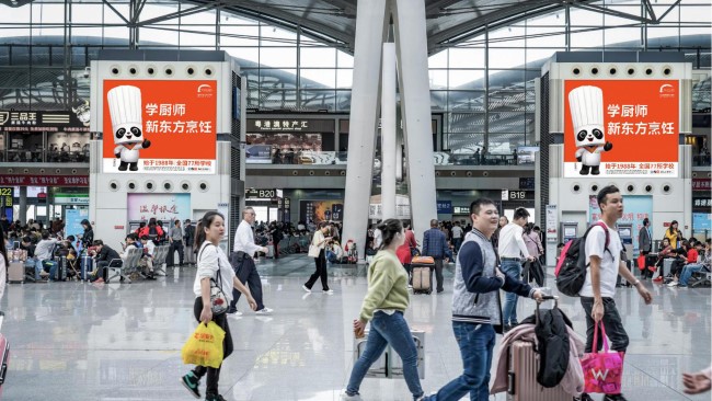 廣州南站三層候車座椅區(qū)上方燈箱廣告，廣州南高鐵站廣告牌價(jià)格