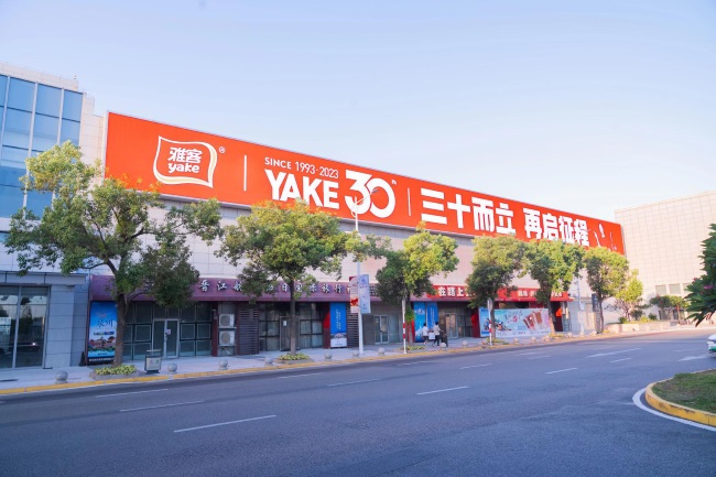泉州晉江機(jī)場(chǎng)出發(fā)戶外落客圍擋LED橫屏，泉州機(jī)場(chǎng)大屏廣告價(jià)格