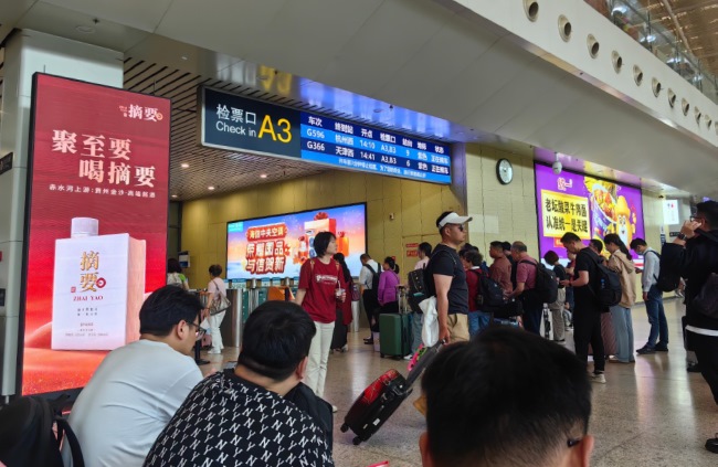 武漢高鐵站候車大廳檢票口燈箱，武漢火車站大屏廣告價(jià)格