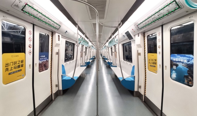 北京地鐵列車門貼廣告投放，北京地鐵車廂玻璃貼廣告價(jià)格