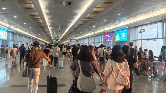 深圳福田口岸往返香港通道橋燈箱廣告，深圳福田口岸廣告價(jià)格