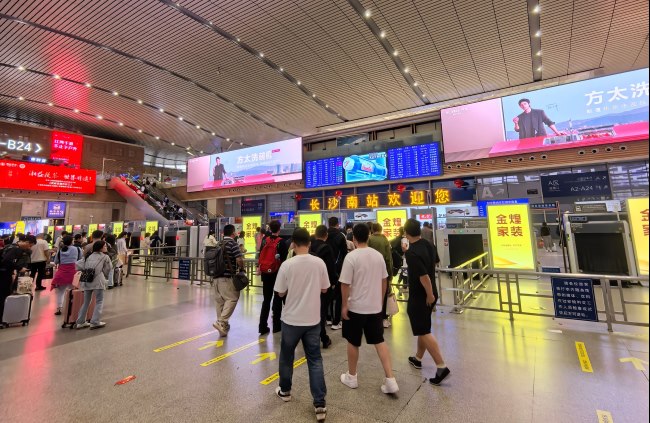 長沙南火車站進站安檢口LED雙屏，長沙南站大屏高鐵廣告價格