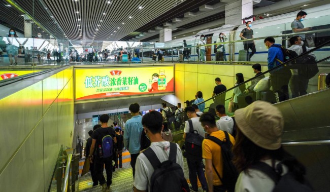 廣州南高鐵站站臺到達(dá)扶梯廣告投放，廣州南站燈箱廣告價(jià)格