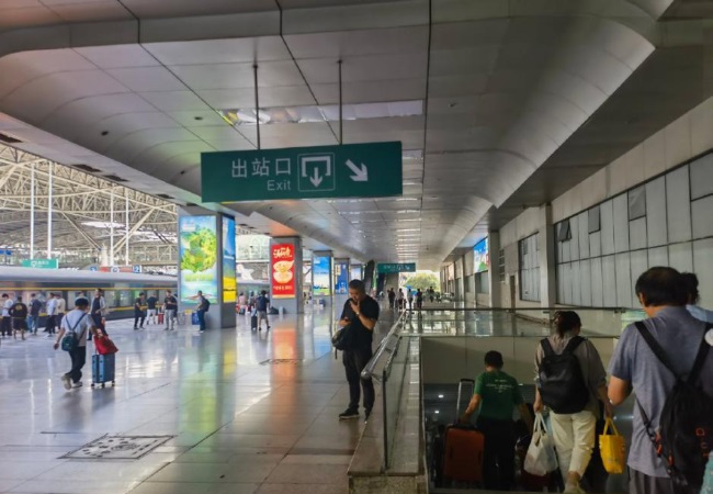 南京站高鐵站臺燈箱廣告牌投放，南京火車站大屏廣告價(jià)格