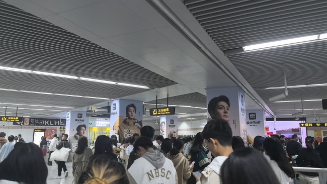 鄭州地鐵站廳包柱廣告投放案例，鄭州地鐵站臺墻貼廣告價格