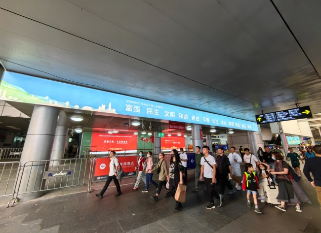 深圳羅湖口岸LED大屏廣告投放，羅湖口岸通道燈箱廣告價格