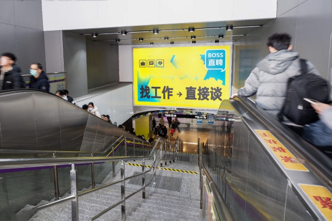 深圳地鐵站出入口扶梯正對大牌廣告投放，深圳地鐵廣告價格