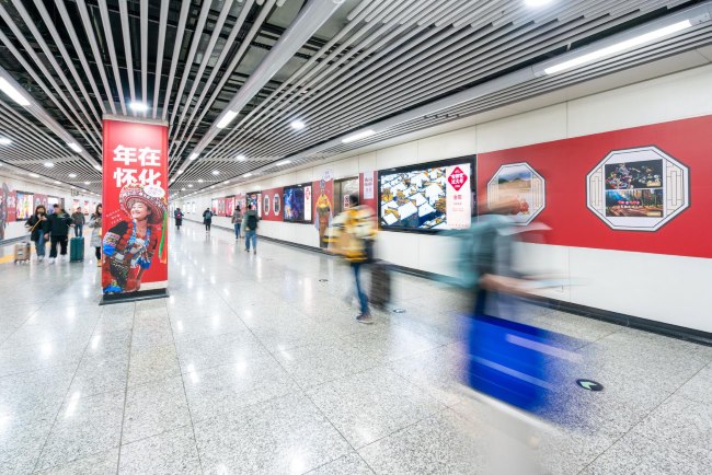 長沙地鐵火車南站站通道墻貼廣告投放，長沙地鐵廣告價格