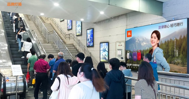 北京地鐵國貿(mào)站扶梯兩側(cè)廣告投放，北京地鐵出入口廣告價格