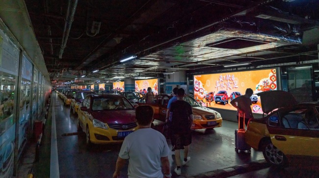 北京南高鐵站出租車通道燈箱廣告牌，北京南站大屏廣告價(jià)格