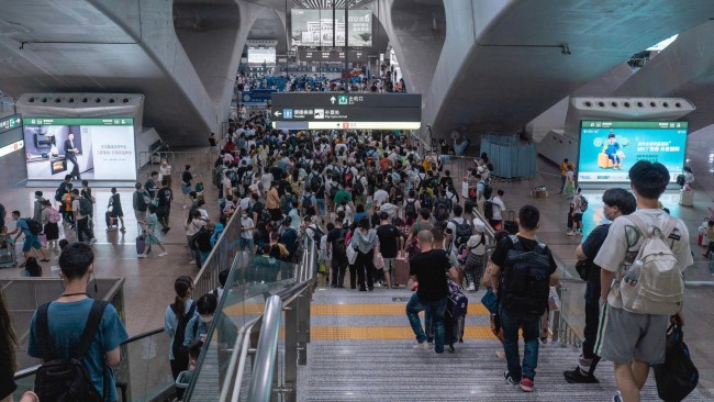 廣州南站出站通道燈箱廣告投放，廣州南高鐵站大屏廣告價(jià)格