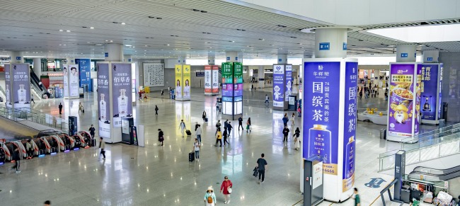 杭州東站出站大廳包柱燈箱廣告，杭州東火車站大屏廣告價(jià)格