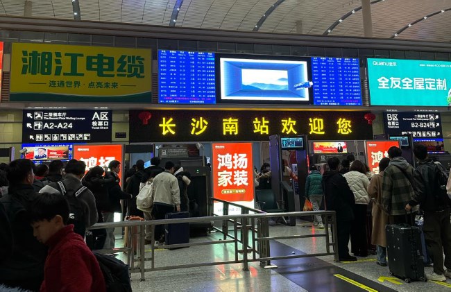 長沙南高鐵站進(jìn)站安檢閘機(jī)口廣告，長沙南站大屏廣告價(jià)格
