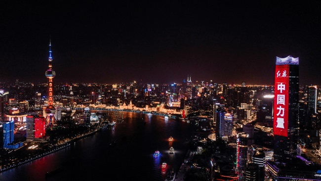 上海外灘地標(biāo)白玉蘭樓體戶外LED廣告投放，上海燈光秀廣告價(jià)格