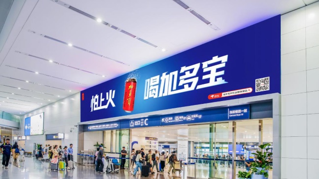 青島膠東機(jī)場到達(dá)出口上方LED廣告投放，青島機(jī)場大屏廣告價(jià)格