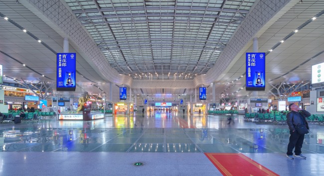 長沙南高鐵站候車大廳中央立柱LED廣告，長沙南站大屏廣告價(jià)格