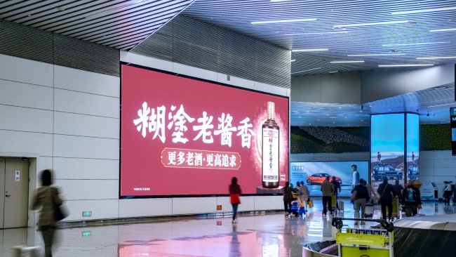 廣州白云機(jī)場到達(dá)出口墻面LED廣告投放，廣州機(jī)場大屏廣告價(jià)格