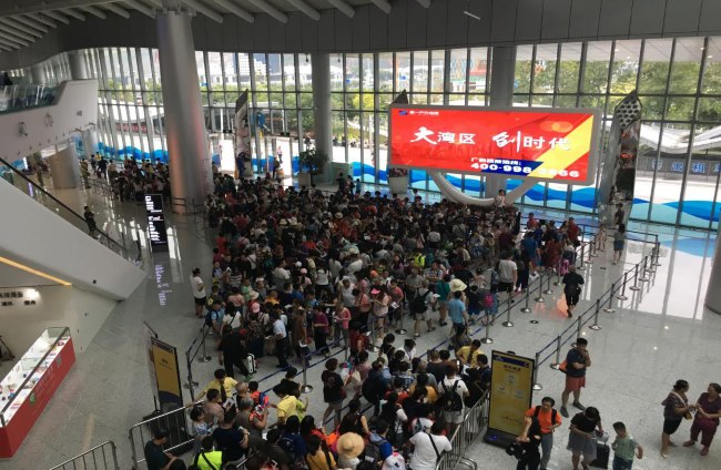 深圳蛇口郵輪中心廣告位的區(qū)位優(yōu)勢(shì)和投放策略。第一戶外傳媒代理相關(guān)廣告的案例及效果如何？