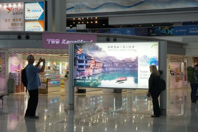 香港機(jī)場廣告有哪些形式？預(yù)算100萬左右怎樣投放效果更好？第一戶外傳媒代理發(fā)布香港機(jī)場廣告是否值得信賴？